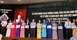 Ông Hoàng Công Thanh – Phó Chủ tịch UBND Quận Sơn Trà trao giấy khen cho những giáo viên có thành tích xuất sắc
