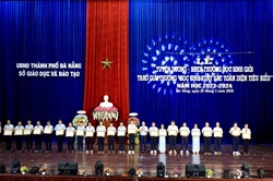 Đại diện lãnh đạo UBND TP Đà Nẵng trao bằng khen của Chủ tịch UBND TP Đà Nẵng cho các học sinh giỏi.
