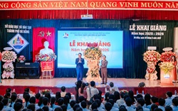 Đồng chí Ngô Xuân Thắng – Phó Bí thư Thành ủy Đà Nẵng tặng hoa chúc mừng nhà trường cho thầy giáo Lê Thanh Hải - Hiệu trưởng nhà trường