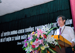 Thầy giáo Lê Vinh - Bí thư Đảng bộ, Hiệu trưởng nhà trường phát biểu tại buổi lễ