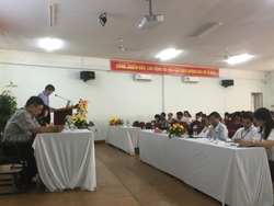 Thầy giáo Lê Vinh – Bí thư Đảng bộ, Hiệu trưởng nhà trường báo cáo tại hội nghị