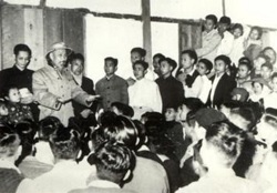 Bác Hồ nói chuyện với cán bộ và sinh viên Bách khoa tại nhà ở sinh viên sáng mùng Một Tết Mậu Tuất (1958)