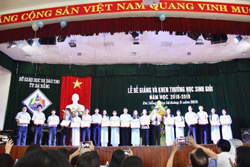 Thầy giáo Lê Vinh - Bí thư Đảng bộ, Hiệu trưởng nhà trường trao giấy khen cho học sinh xuất sắc