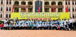 Đoàn giáo viên và học sinh tham gia kỳ thi