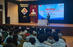 Thầy Lê Thanh Hải - Bí thư Đảng bộ, Hiệu trưởng trong buổi đối thoại với học sinh toàn trường