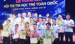Đoàn HS Đà Nẵng cùng các thầy cô tại lễ trao giải.