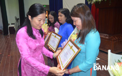 Phó Giám đốc phụ trách Sở GD-ĐT Lê Thị Bích Thuận trao giấy khen cho các giáo viên có thành tích xuất sắc