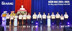 Phó Chủ tịch HĐND thành phố Đoàn Ngọc Hùng Anh trao khen thưởng cho các học sinh có thành tích xuất sắc trong năm học 2024-2025.