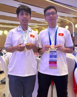 Em Nguyễn Phú Nhân (trái) đoạt huy chương Vàng và em Hoàng Công Bảo Long (phải) đoạt huy chương Đồng
