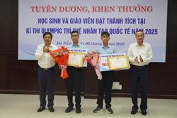 Lãnh đạo thành phố trao thưởng cho các em đạt giải tại Kỳ thi Olympic Trí tuệ nhân tạo quốc tế 2025.
