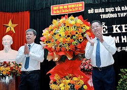 Ông Nguyễn Văn Quảng (phải) tặng hoa chúc mừng thầy và trò nhà trường nhân dịp khai giảng năm học mới 2022-2023