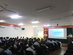 Thầy giáo Lê Vinh, Hiệu trưởng nhà trường phát biểu khai mạc cuộc thi
