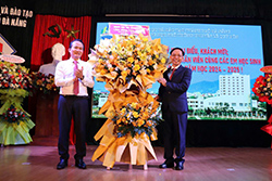 Phó Bí thư Thường trực Thành ủy Đà Nẵng Nguyễn Đình Vĩnh tặng hoa chúc mừng Trường THPT Chuyên Lê Quý Đôn nhân dịp Khai giảng năm học mới 2024-2025