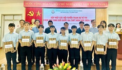 Phó Giám đốc Sở GD&ĐT Phạm Tấn Ngọc Thụy tặng quà lưu niệm cho đội tuyển Vật lý