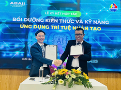 Thầy Lê Thanh Hải, Hiệu trưởng Trường THPT Chuyên Lê Quý Đôn (bên trái) ký kết Biên bản ghi nhớ với ông Trần Mạnh Huy, Phó Viện trưởng viện ABAII nhằm đưa AI vào chương trình giáo dục phổ thông