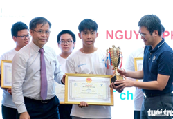 Ông Lê Mỹ Phong - Phó Cục trưởng Cục Quản lý chất lượng, Bộ GD&ĐT (trái) trao bằng khen cho học sinh Nguyễn Phú Nhân - giành giải vô địch cuộc thi Olympic Trí tuệ nhân tạo 2025 (Ảnh TTO)