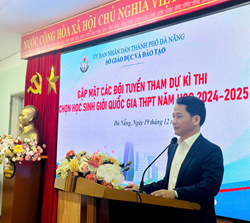 Phó Giám đốc Sở GD&ĐT Phạm Tấn Ngọc Thụy phát biểu tại buổi gặp mặt