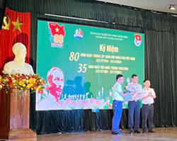 Thầy Lê Thiện Trà - Phó Hiệu trưởng tặng hoa cho đại diện Vùng 3 Hải quân