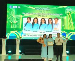 Ông Trần Nguyễn Minh Thành - Phó GĐ Sở GD&ĐT trao giấy khen cho học sinh Trường THPT chuyên Lê Quý Đôn