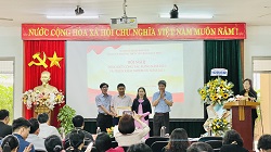 Đồng chí Lê Vinh, Bí thư Đảng bộ, tặng giấy khen chi bộ xuất sắc cho Chi bộ KHTN