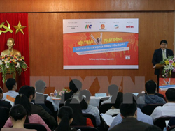 Ông Đoàn Văn Ninh, Phó Vụ trưởng Vụ Giáo dục Trung học phát biểu phát động cuộc thi MOSWC 2015 (Ảnh: Trần Lê Lâm/TTXVN)