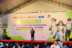 Ông Mai Tấn Linh, Phó Giám đốc Sở GDĐT TP. Đà Nẵng phát biểu tại chương trình