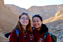 Khuê cùng bạn học đi dã ngoại ở sa mạc Masada Israel.